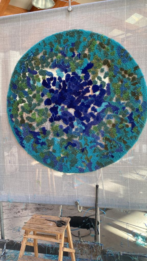 Tappeto Il mio Universo, tecnica hand tufting, materiale pura lana vergine Nuova Zelanda, misure dm 130.